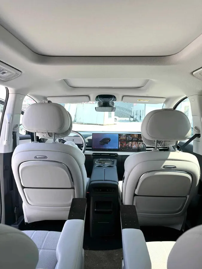 2025 Voyah Dream 1.5T 150HP L4 PHEV 41.7KWH,autocango,china used car exporter,china ev exporter,chinese used car exporter,chinese used ev exporter