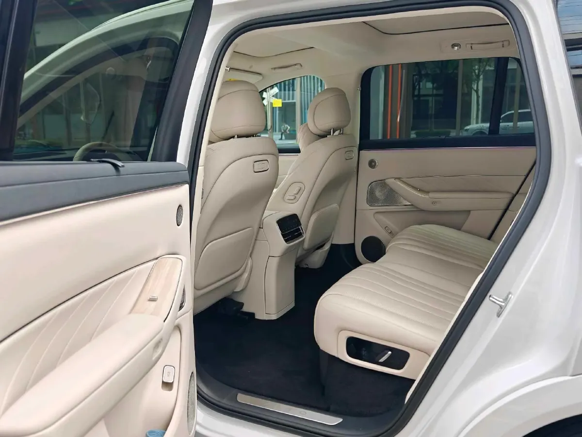 2025 AITO AITO M8 REEV 160HP REEV 53.4KWH,autocango,china used car exporter,china ev exporter,chinese used car exporter,chinese used ev exporter