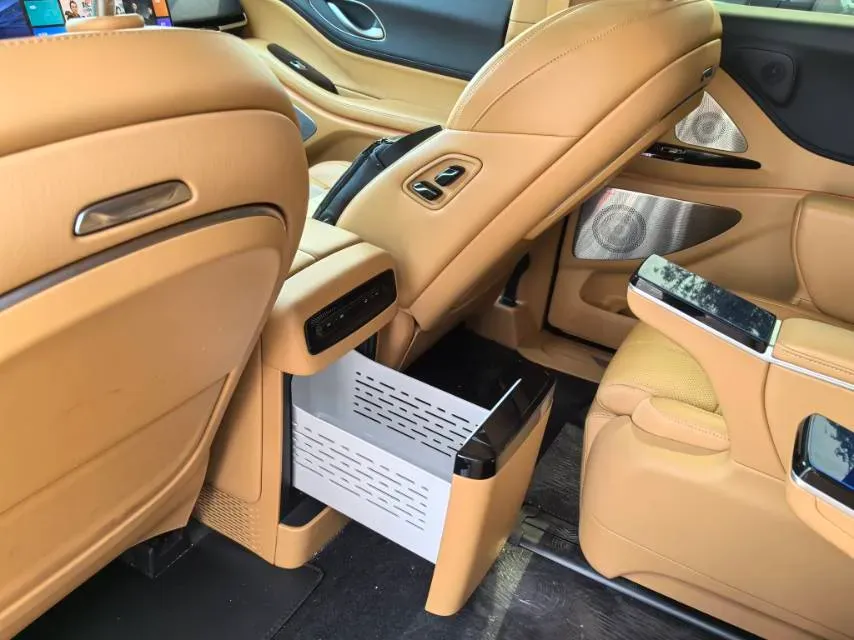 2025 Voyah Dream 1.5T 150HP L4 PHEV 41.7KWH,autocango,china used car exporter,china ev exporter,chinese used car exporter,chinese used ev exporter