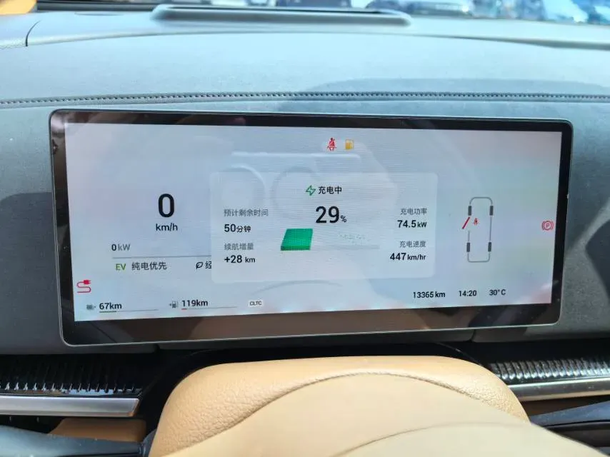 2025 Voyah Dream 1.5T 150HP L4 PHEV 41.7KWH,autocango,china used car exporter,china ev exporter,chinese used car exporter,chinese used ev exporter