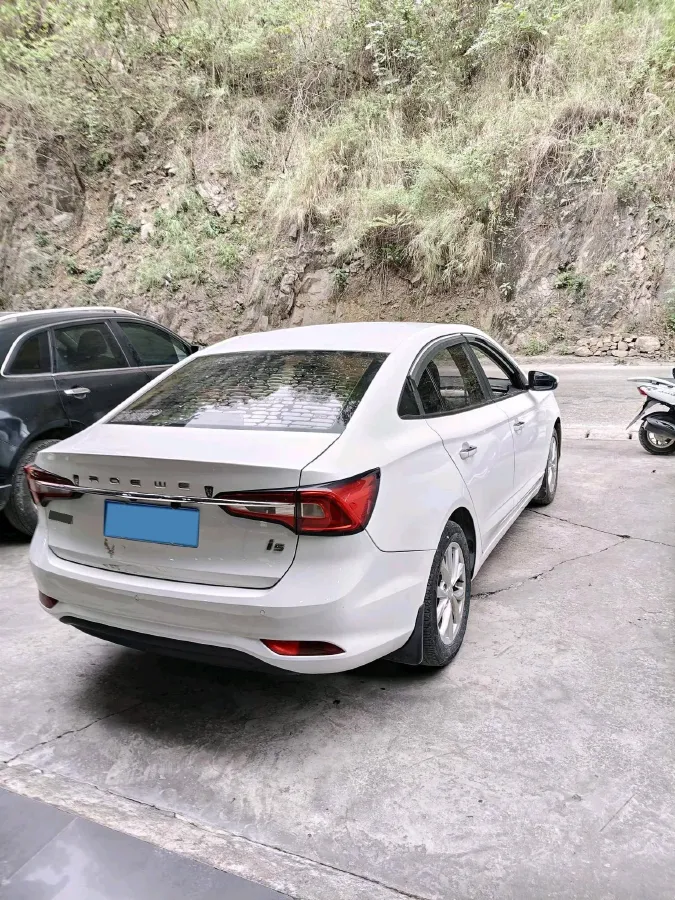 2021 Roewe i5 1.5L 120HP L4 CVT,autocango,china used car exporter,china ev exporter,chinese used car exporter,chinese used ev exporter