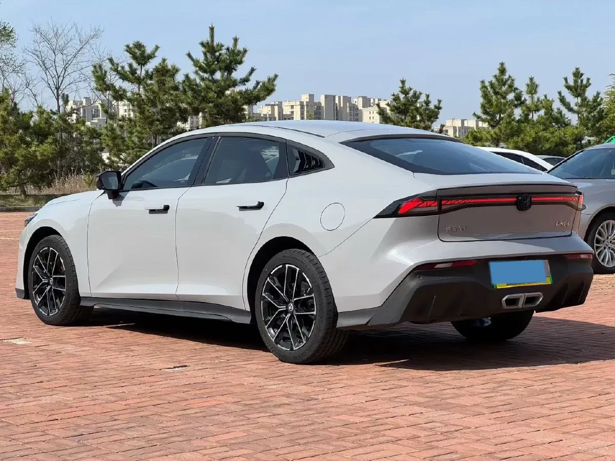 2024 ChangAn UNI-V iDD 1.5L 110HP L4 E-CVT PHEV 18.99KWH,autocango,china used car exporter,china ev exporter,chinese used car exporter,chinese used ev exporter