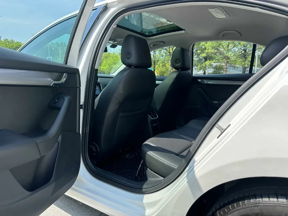 2020 Skoda Octavia 1.5L 113HP L4 6AT,autocango,china used car exporter,china ev exporter,chinese used car exporter,chinese used ev exporter