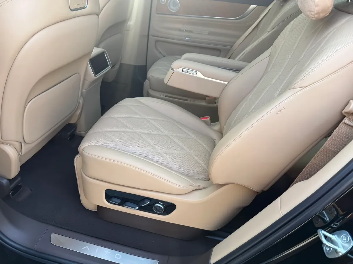 2025 AITO AITO M9 REEV 160HP REEV 52KWH,autocango,china used car exporter,china ev exporter,chinese used car exporter,chinese used ev exporter