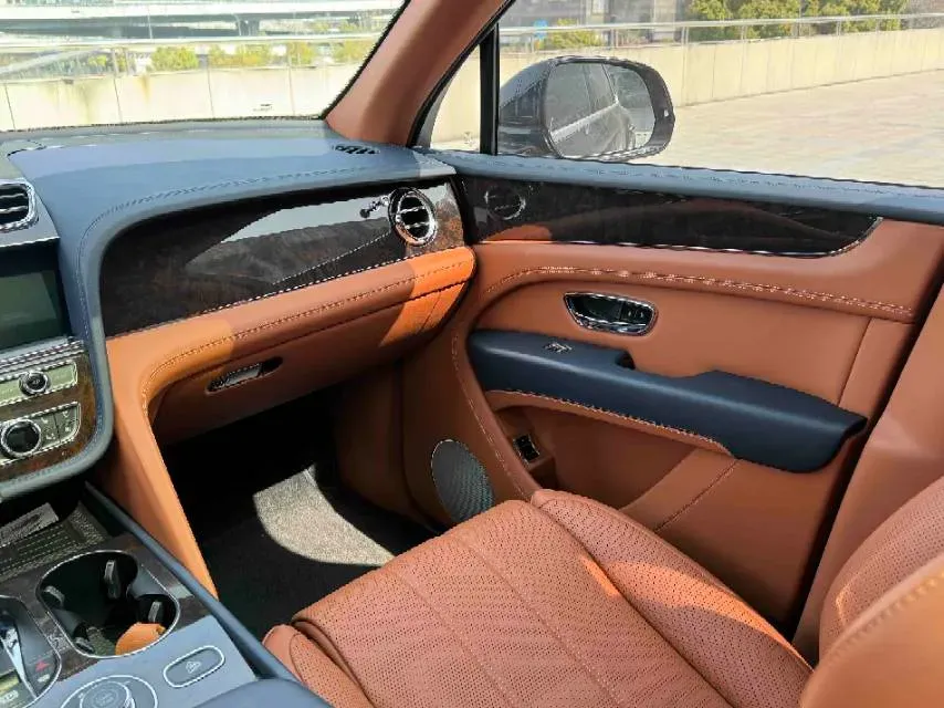 2022 Bentley Bentayga 4.0T 550HP V8 8AT,autocango,china used car exporter,china ev exporter,chinese used car exporter,chinese used ev exporter