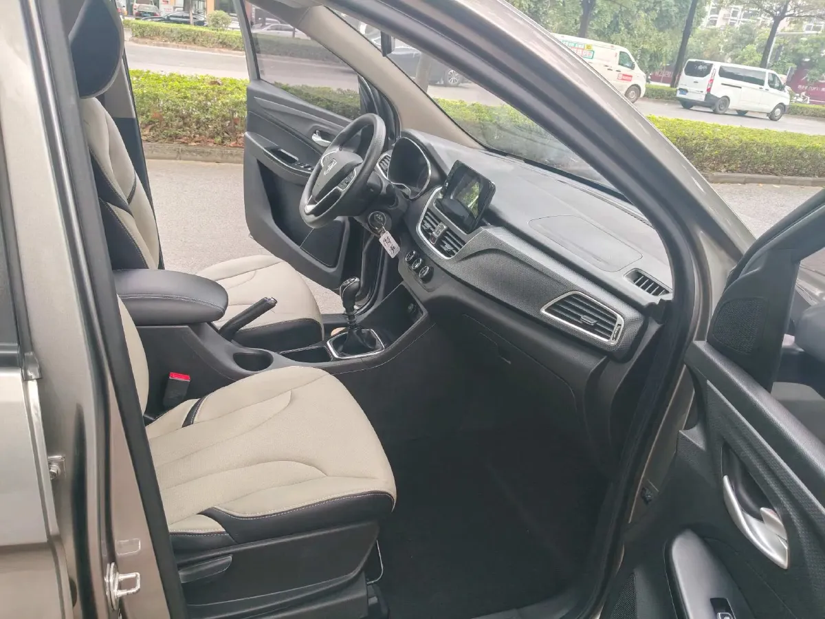 2019 BaoJun 730 1.5L 112HP L4 6MT,autocango,china used car exporter,china ev exporter,chinese used car exporter,chinese used ev exporter