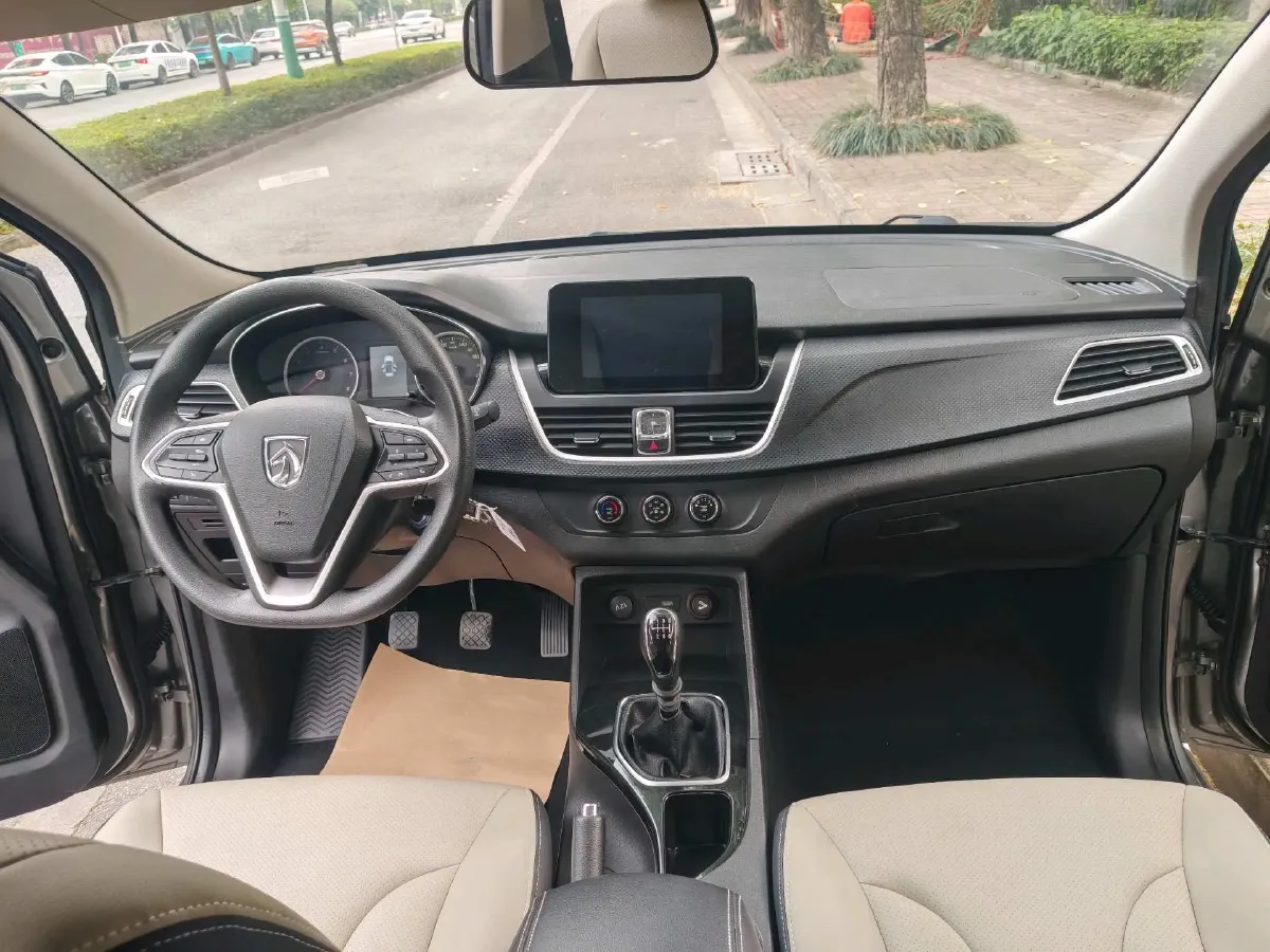 2019 BaoJun 730 1.5L 112HP L4 6MT,autocango,china used car exporter,china ev exporter,chinese used car exporter,chinese used ev exporter