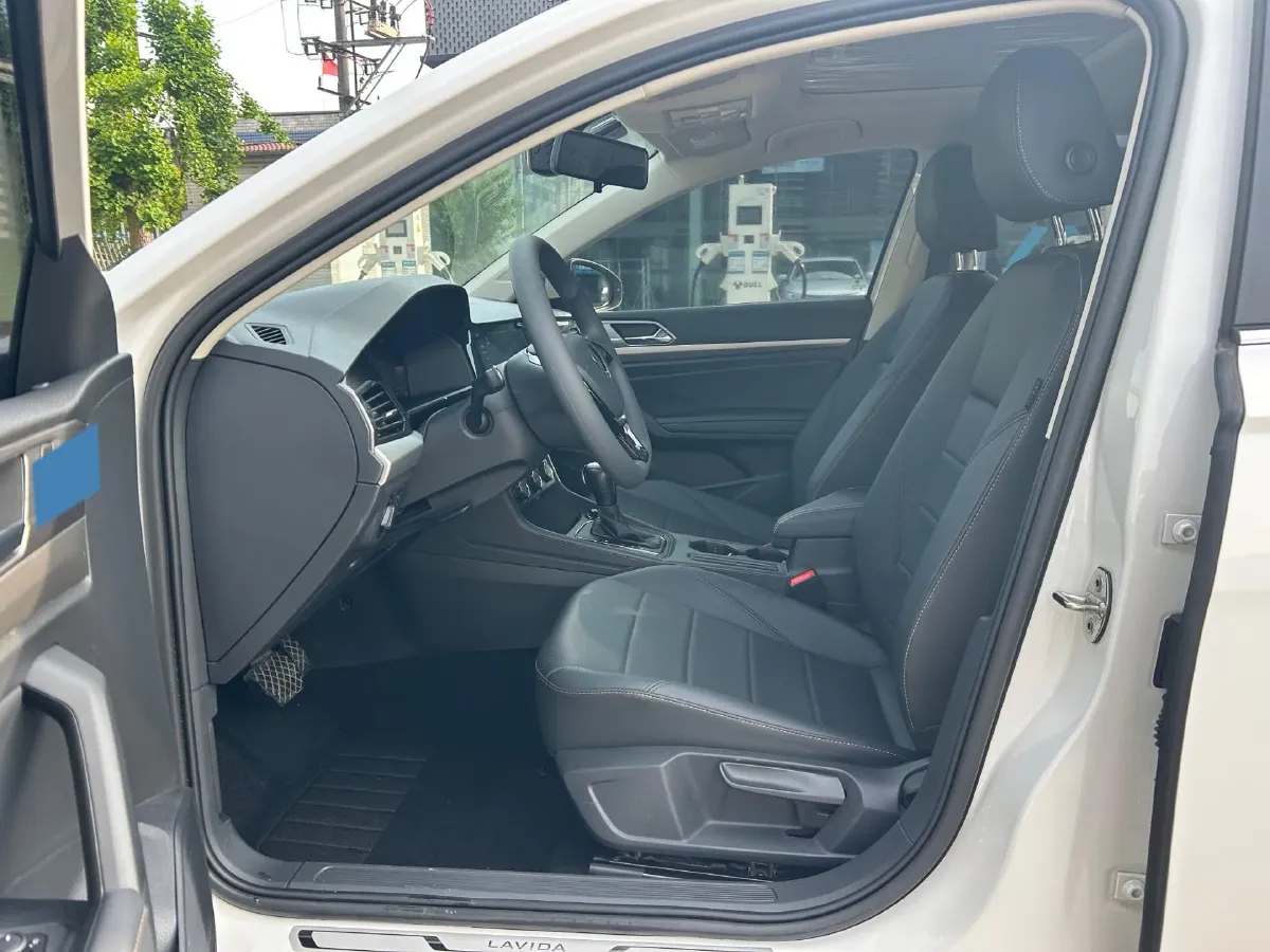 2022 Bestune B70 2.0T 224HP L4 6AT,autocango,china used car exporter,china ev exporter,chinese used car exporter,chinese used ev exporter