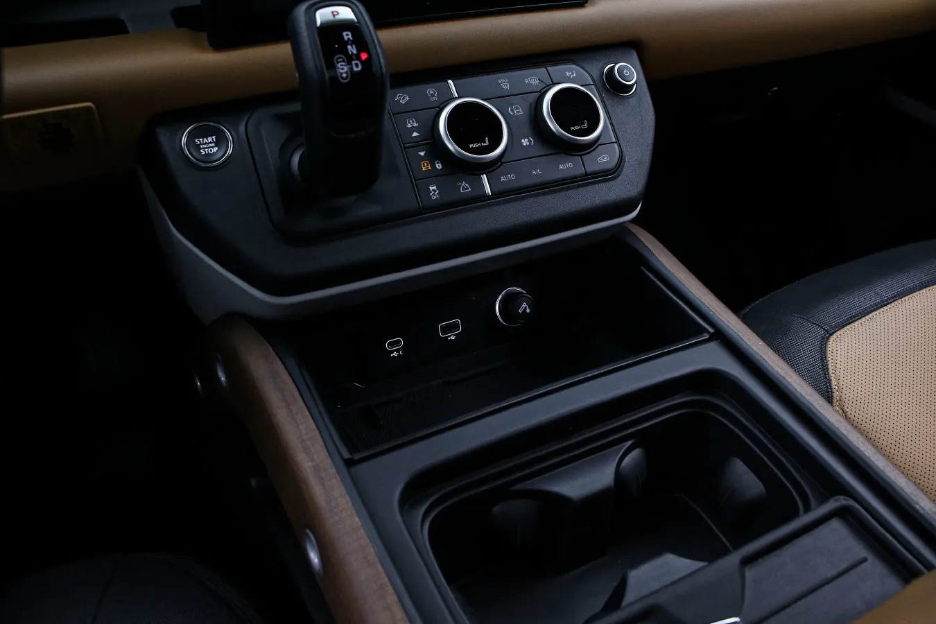 2024 Land Rover Defender 3.0T 400HP L6 8AT,autocango,china used car exporter,china ev exporter,chinese used car exporter,chinese used ev exporter