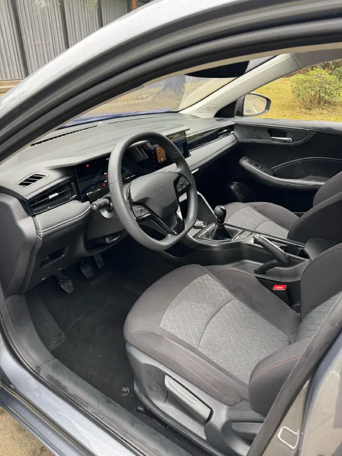 2023 Roewe i5 1.5L 129HP L4 5MT,autocango,china used car exporter,china ev exporter,chinese used car exporter,chinese used ev exporter