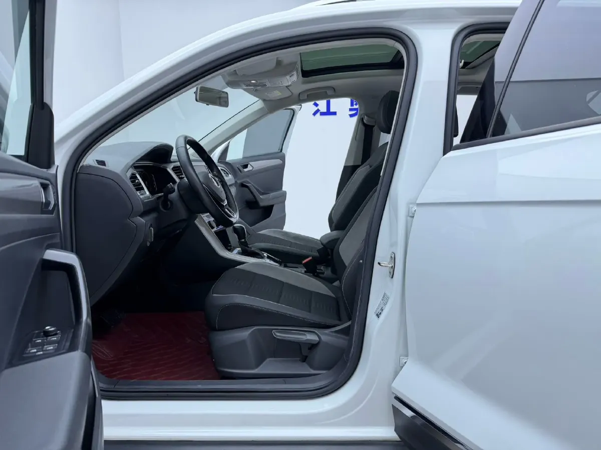 2022 Volkswagen T-Roc 1.4T 150HP L4 7DCT,autocango,china used car exporter,china ev exporter,chinese used car exporter,chinese used ev exporter