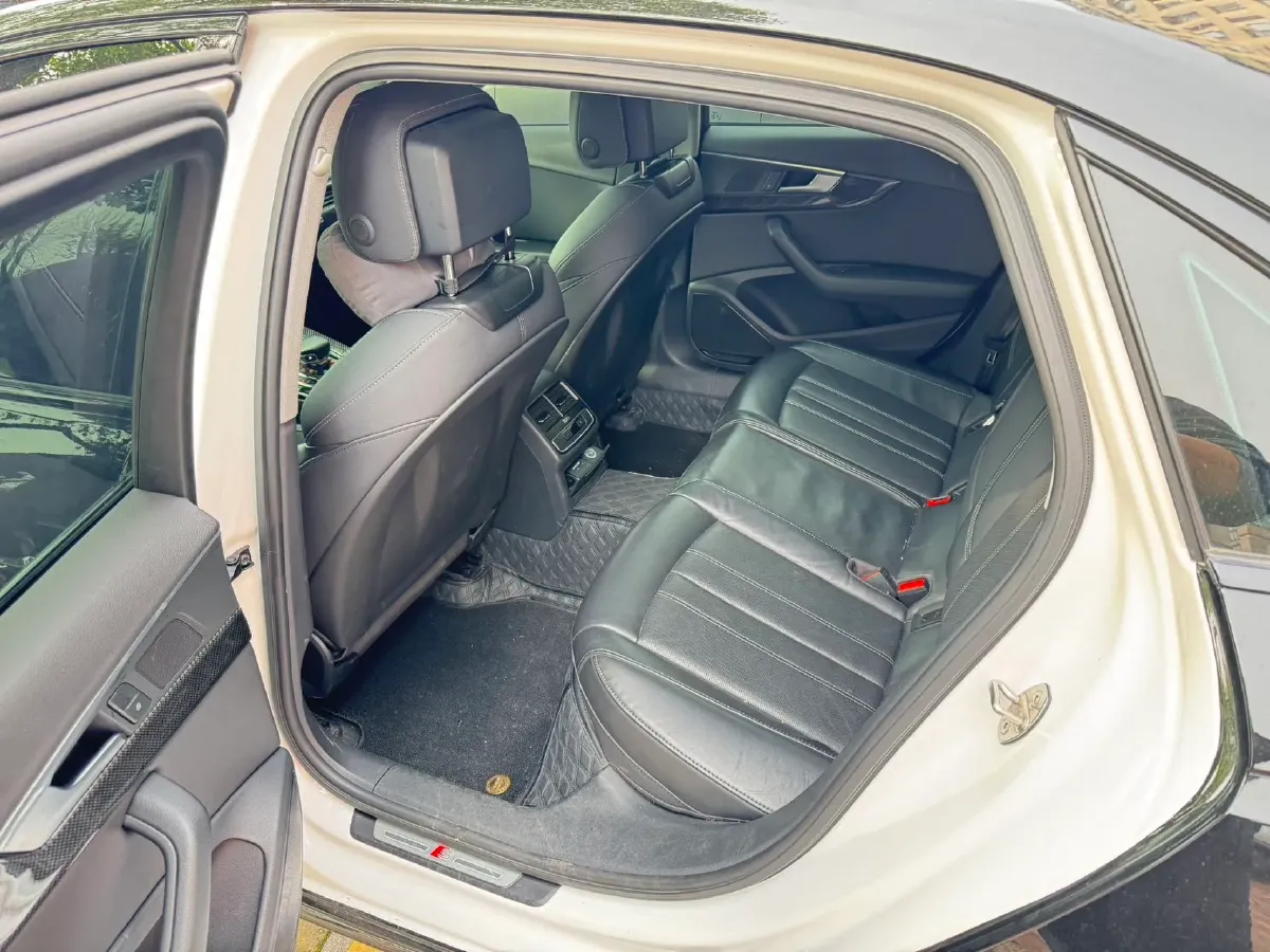 2023 Audi A4L 2.0T 190HP L4 7DCT,autocango,china used car exporter,china ev exporter,chinese used car exporter,chinese used ev exporter