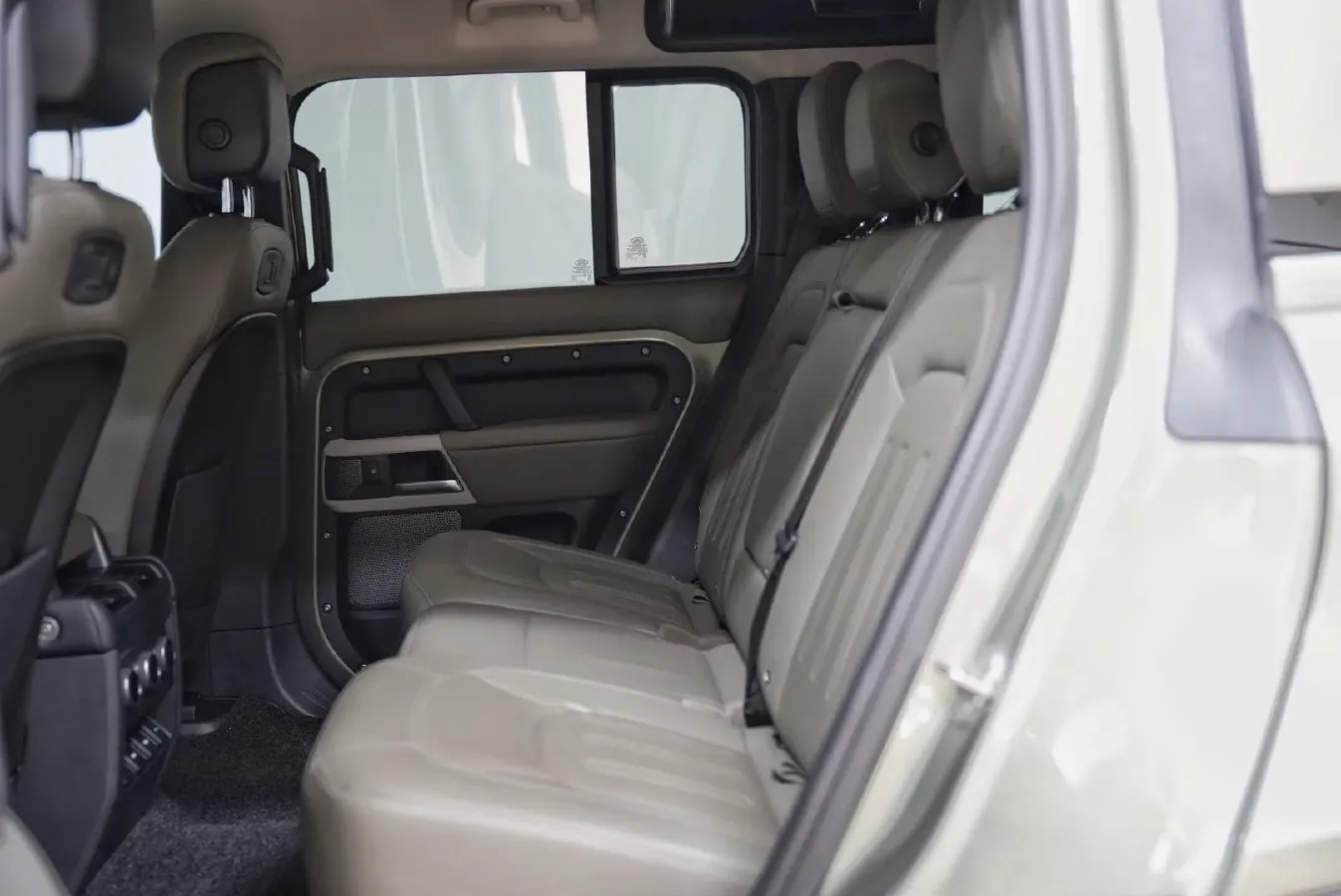 2020 Land Rover Defender 3.0T 400HP L6 8AT,autocango,china used car exporter,china ev exporter,chinese used car exporter,chinese used ev exporter