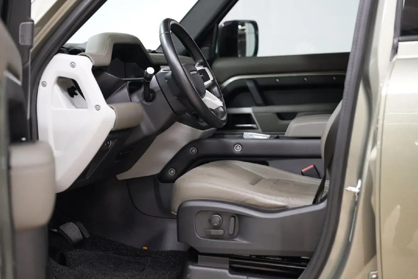 2020 Land Rover Defender 3.0T 400HP L6 8AT,autocango,china used car exporter,china ev exporter,chinese used car exporter,chinese used ev exporter