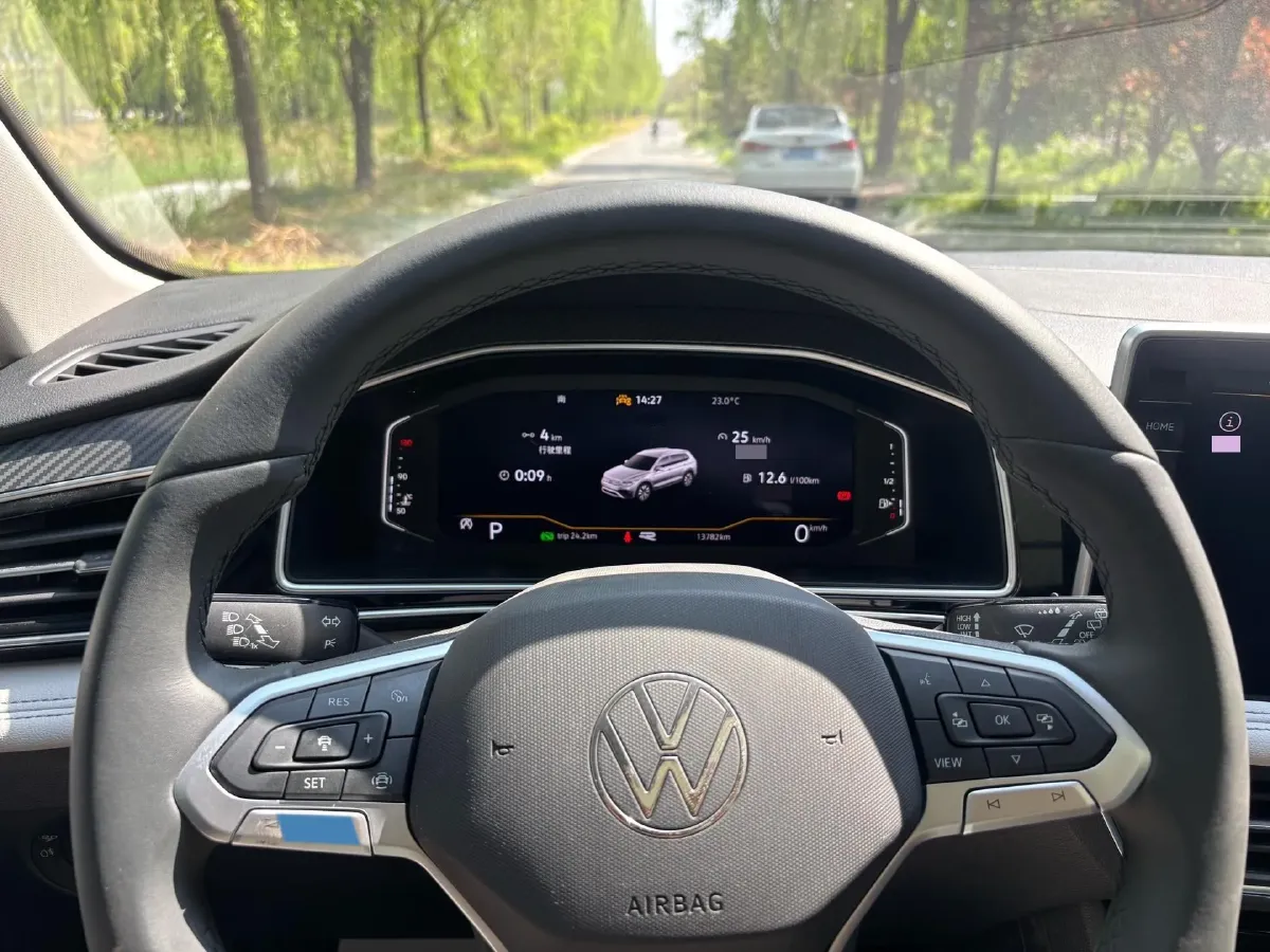 2024 Volkswagen Tiguan L 2.0T 186HP L4 7DCT,autocango,china used car exporter,china ev exporter,chinese used car exporter,chinese used ev exporter