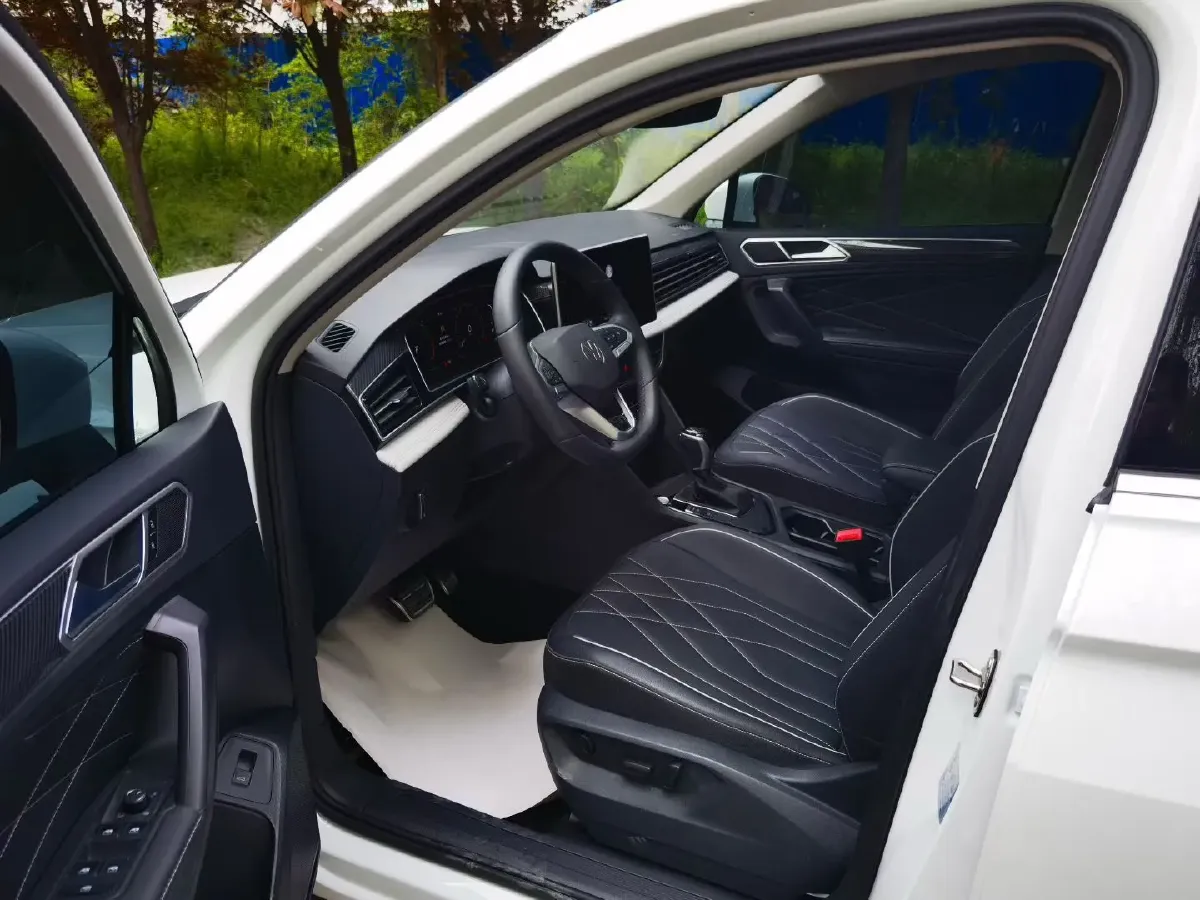 2024 Volkswagen Tiguan L 2.0T 186HP L4 7DCT,autocango,china used car exporter,china ev exporter,chinese used car exporter,chinese used ev exporter