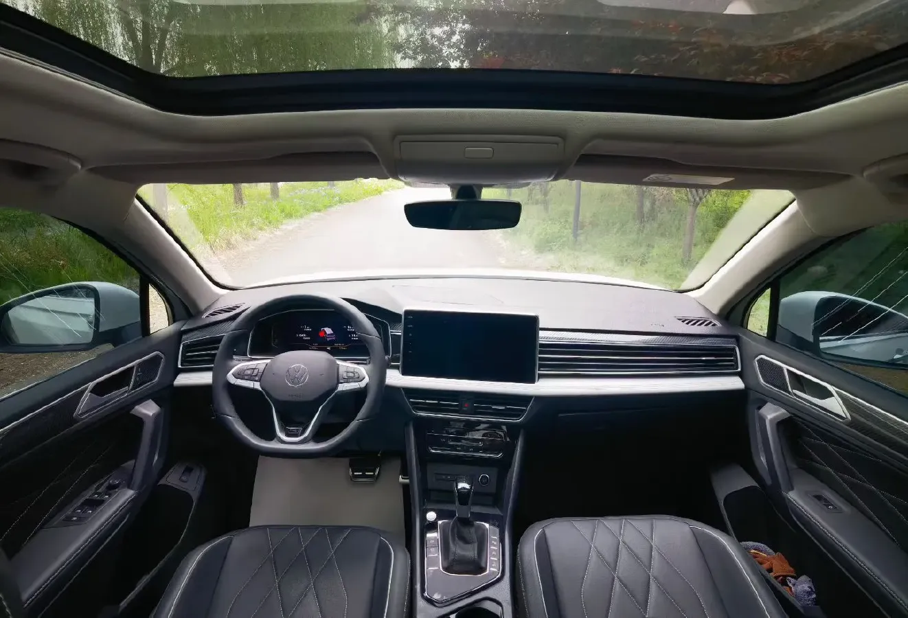 2024 Volkswagen Tiguan L 2.0T 186HP L4 7DCT,autocango,china used car exporter,china ev exporter,chinese used car exporter,chinese used ev exporter