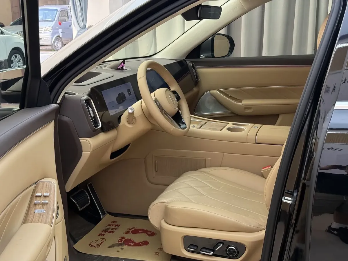 2025 AITO AITO M8 REEV 160HP REEV 53.4KWH,autocango,china used car exporter,china ev exporter,chinese used car exporter,chinese used ev exporter