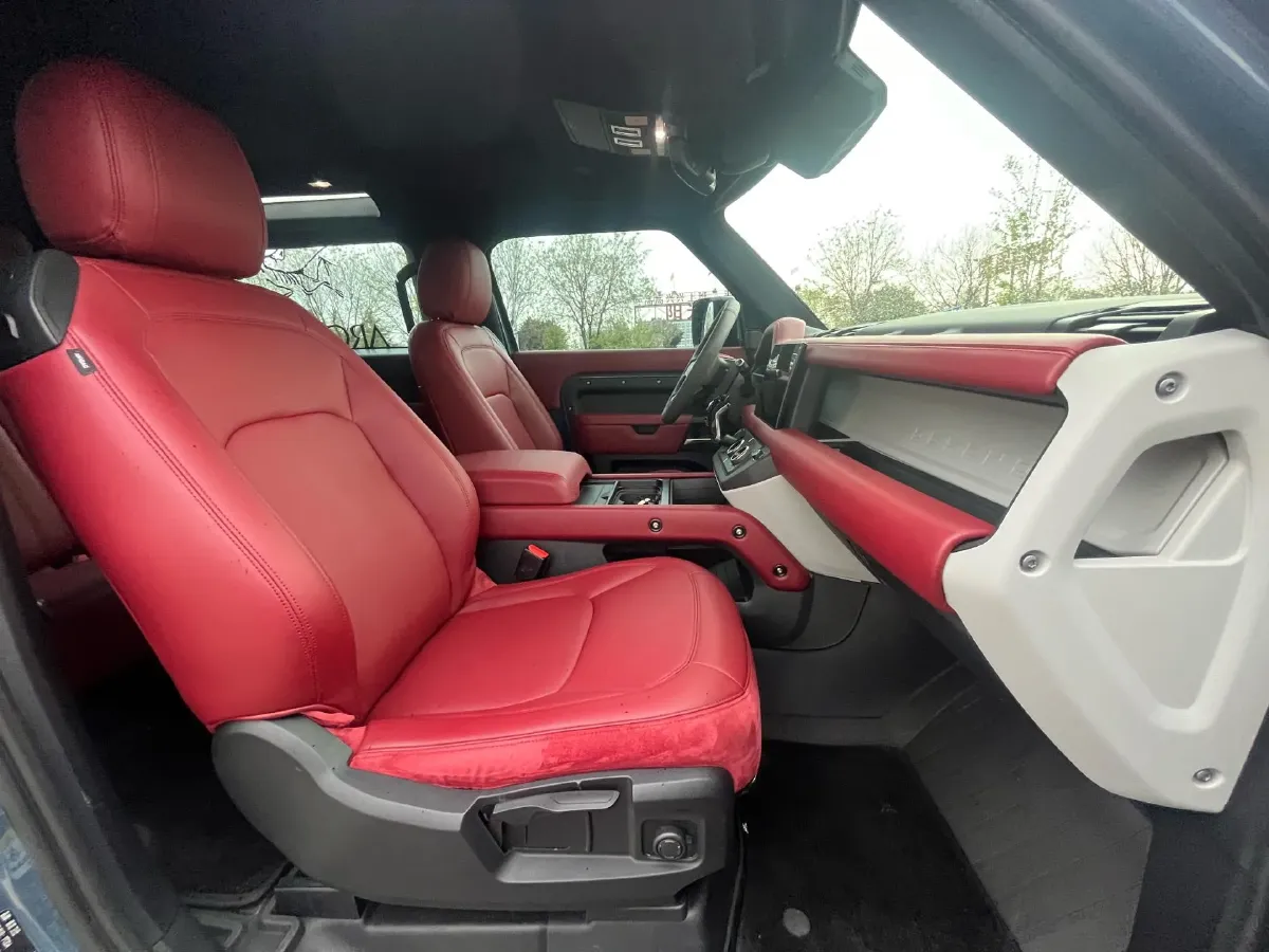 2022 Land Rover Defender 2.0T 300HP L4 8AT,autocango,china used car exporter,china ev exporter,chinese used car exporter,chinese used ev exporter