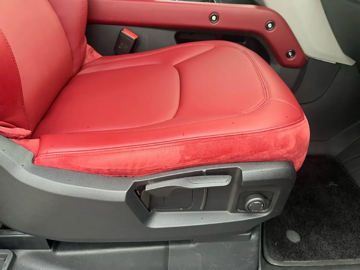 2022 Land Rover Defender 2.0T 300HP L4 8AT,autocango,china used car exporter,china ev exporter,chinese used car exporter,chinese used ev exporter