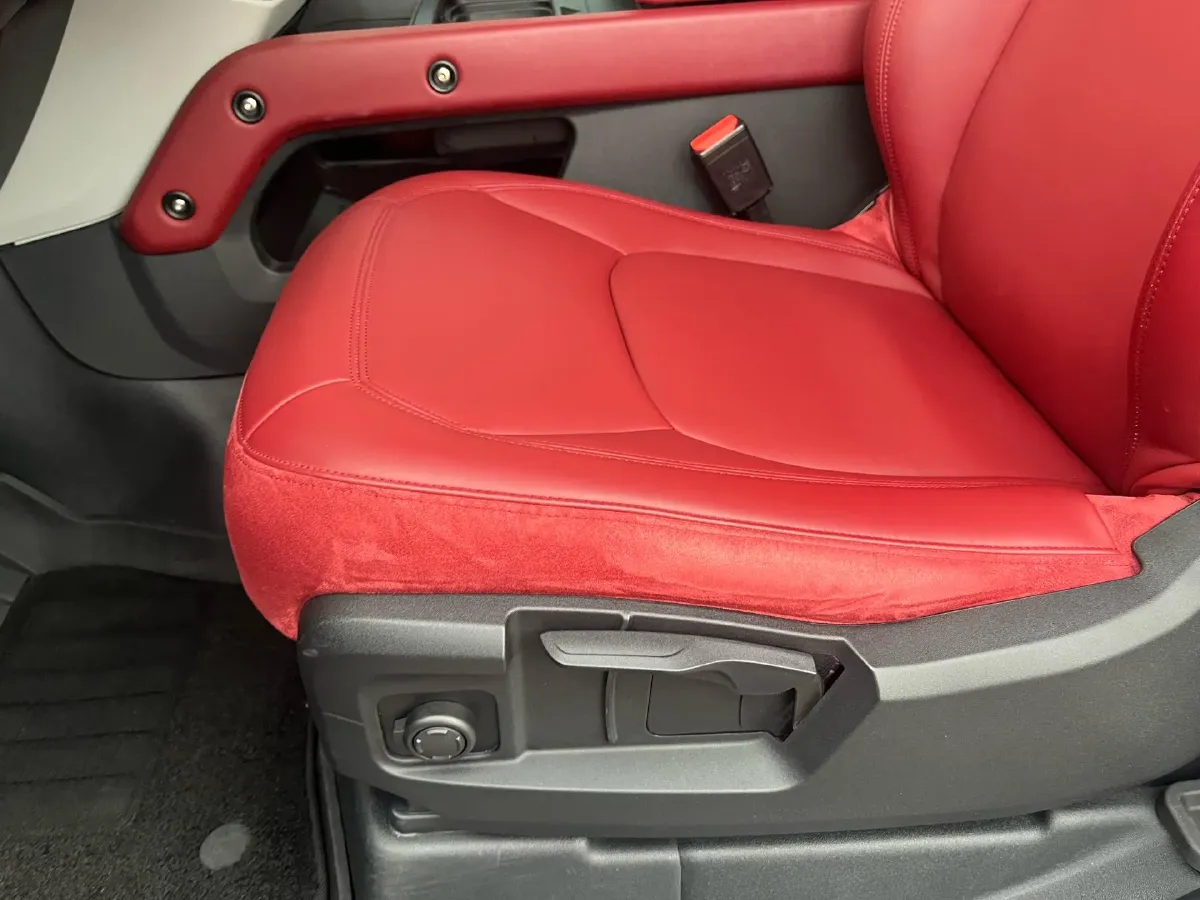 2022 Land Rover Defender 2.0T 300HP L4 8AT,autocango,china used car exporter,china ev exporter,chinese used car exporter,chinese used ev exporter