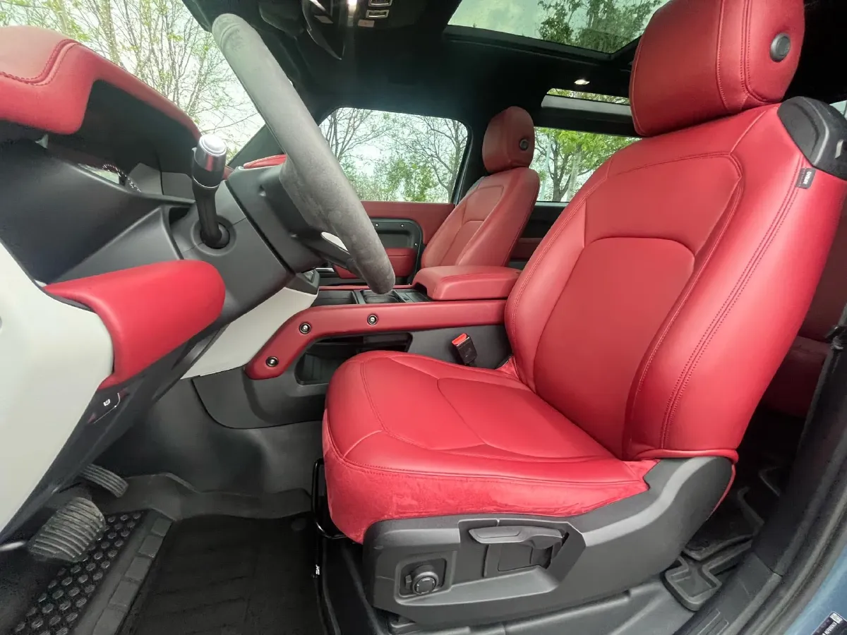 2022 Land Rover Defender 2.0T 300HP L4 8AT,autocango,china used car exporter,china ev exporter,chinese used car exporter,chinese used ev exporter