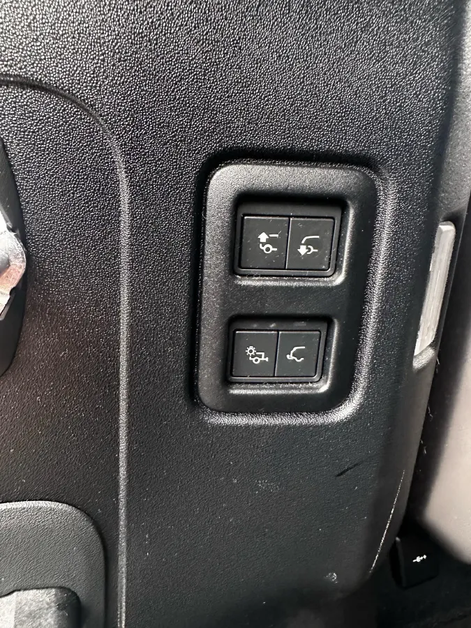 2022 Land Rover Defender 3.0T 400HP L6 8AT,autocango,china used car exporter,china ev exporter,chinese used car exporter,chinese used ev exporter