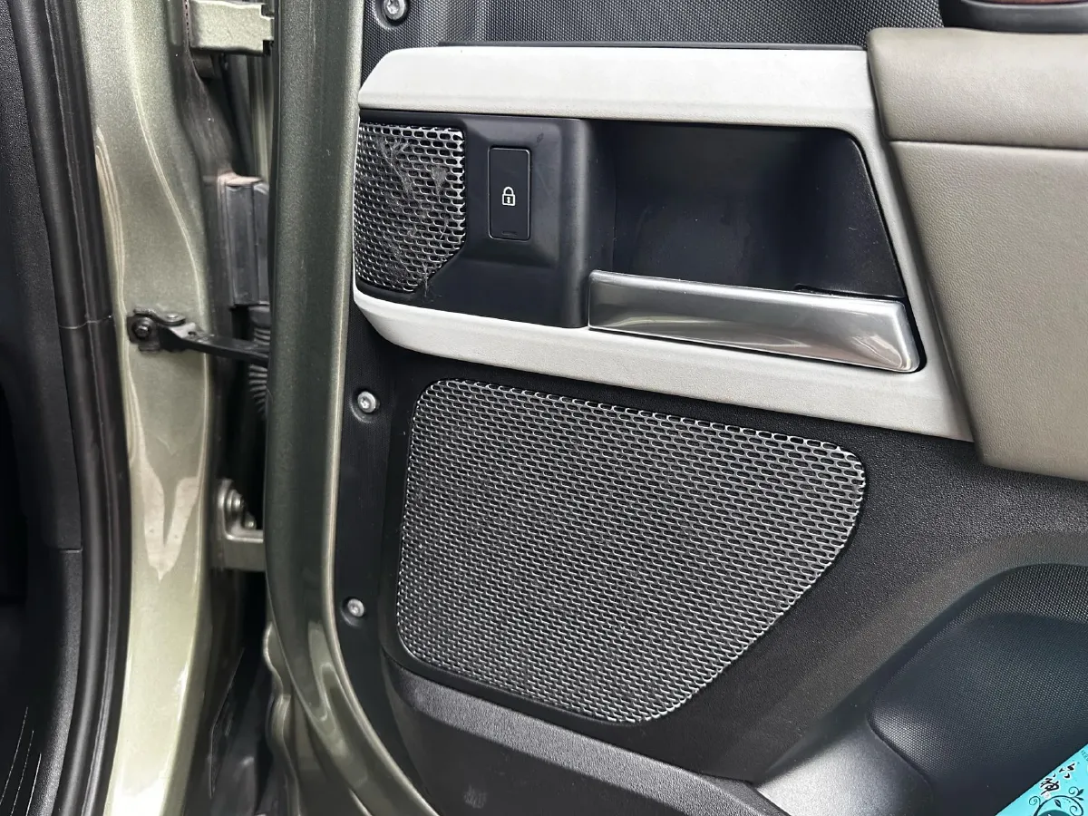 2022 Land Rover Defender 3.0T 400HP L6 8AT,autocango,china used car exporter,china ev exporter,chinese used car exporter,chinese used ev exporter