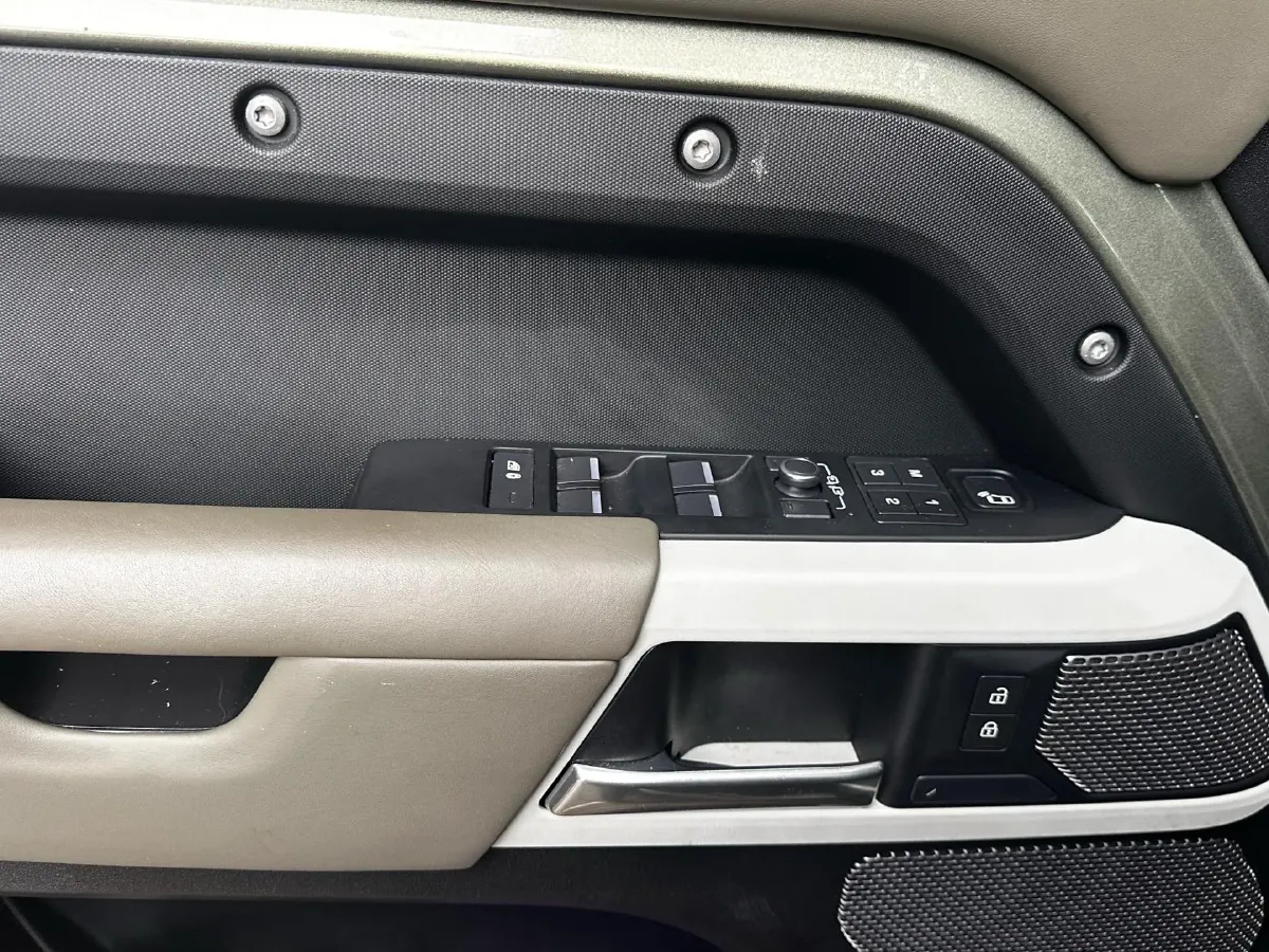 2022 Land Rover Defender 3.0T 400HP L6 8AT,autocango,china used car exporter,china ev exporter,chinese used car exporter,chinese used ev exporter