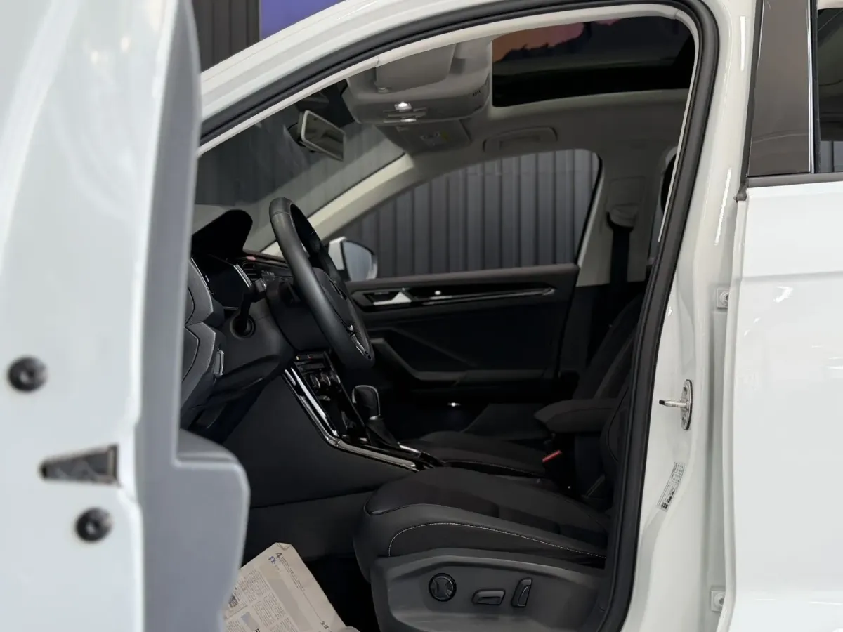 2022 Volkswagen T-Roc 1.4T 150HP L4 7DCT,autocango,china used car exporter,china ev exporter,chinese used car exporter,chinese used ev exporter