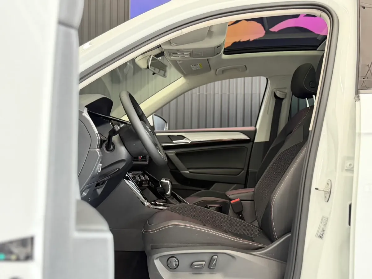 2019 MINI CLUBMAN 1.5T 102HP L3 6AT,autocango,china used car exporter,china ev exporter,chinese used car exporter,chinese used ev exporter