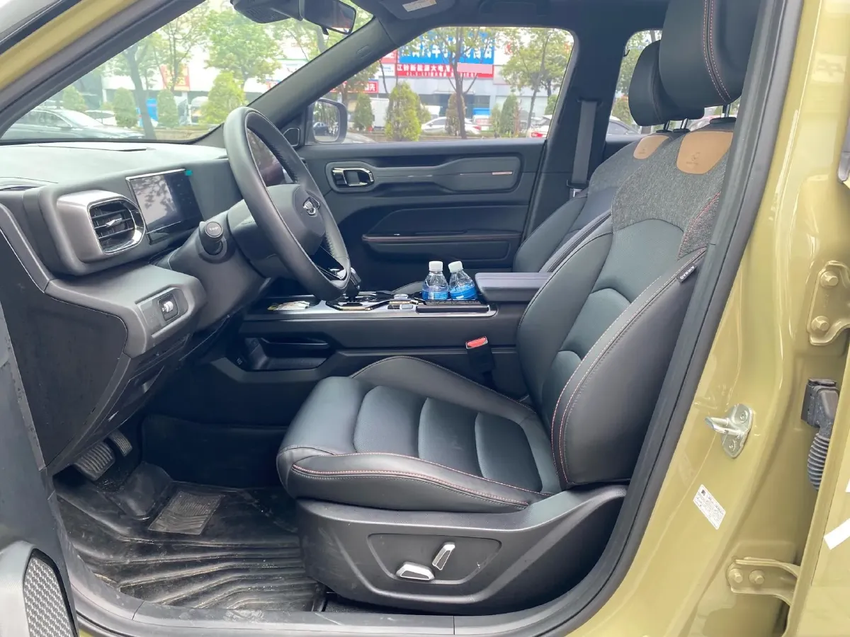 2025 Geely Cowboy 1.5T 181HP L4 7DCT,autocango,china used car exporter,china ev exporter,chinese used car exporter,chinese used ev exporter