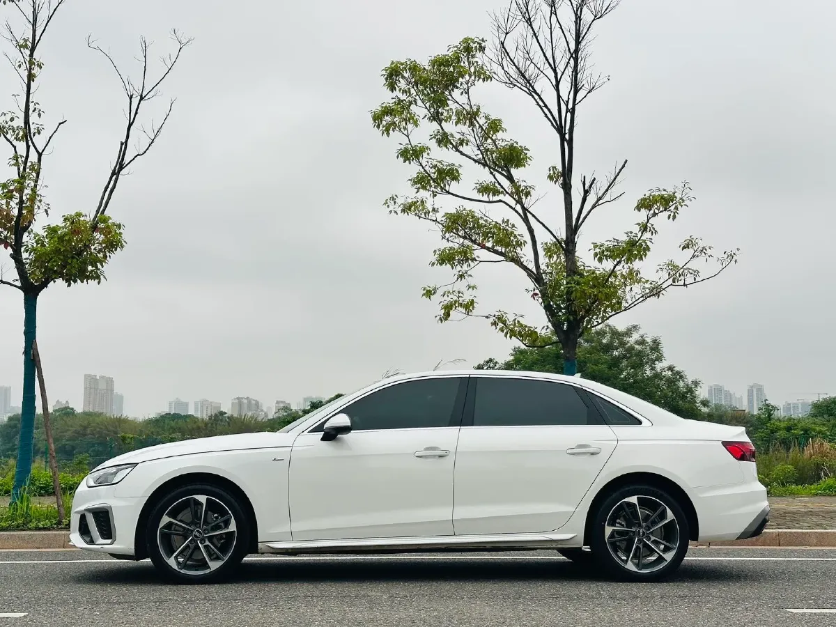 2022 Audi A4L 2.0T 190HP L4 7DCT,autocango,china used car exporter,china ev exporter,chinese used car exporter,chinese used ev exporter