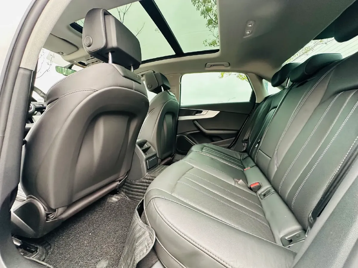 2022 Audi A4L 2.0T 190HP L4 7DCT,autocango,china used car exporter,china ev exporter,chinese used car exporter,chinese used ev exporter