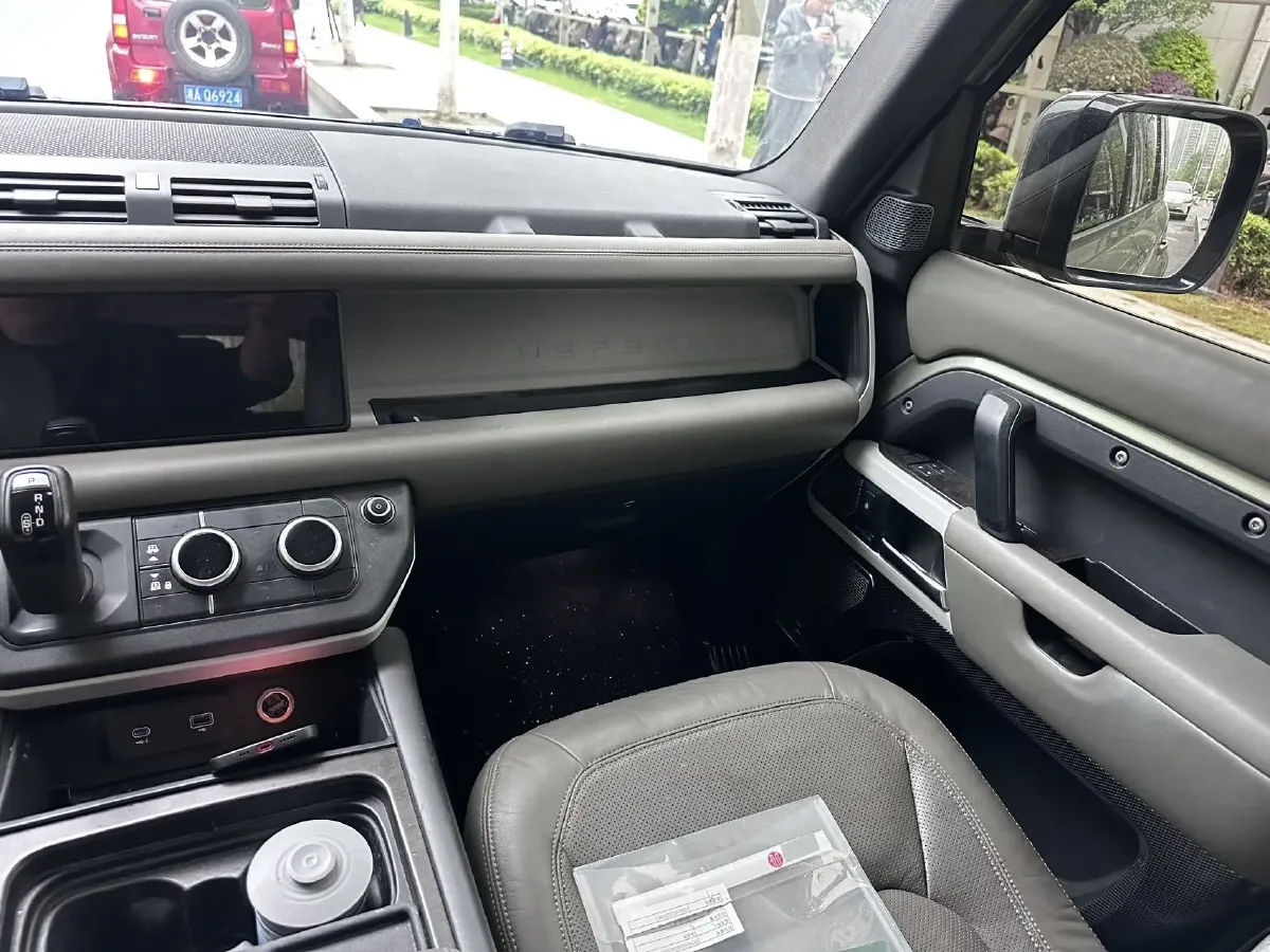 2020 Land Rover Defender 3.0T 400HP L6 8AT,autocango,china used car exporter,china ev exporter,chinese used car exporter,chinese used ev exporter