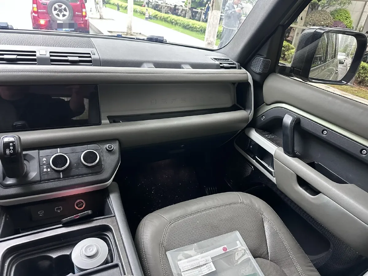 2020 Land Rover Defender 3.0T 400HP L6 8AT,autocango,china used car exporter,china ev exporter,chinese used car exporter,chinese used ev exporter