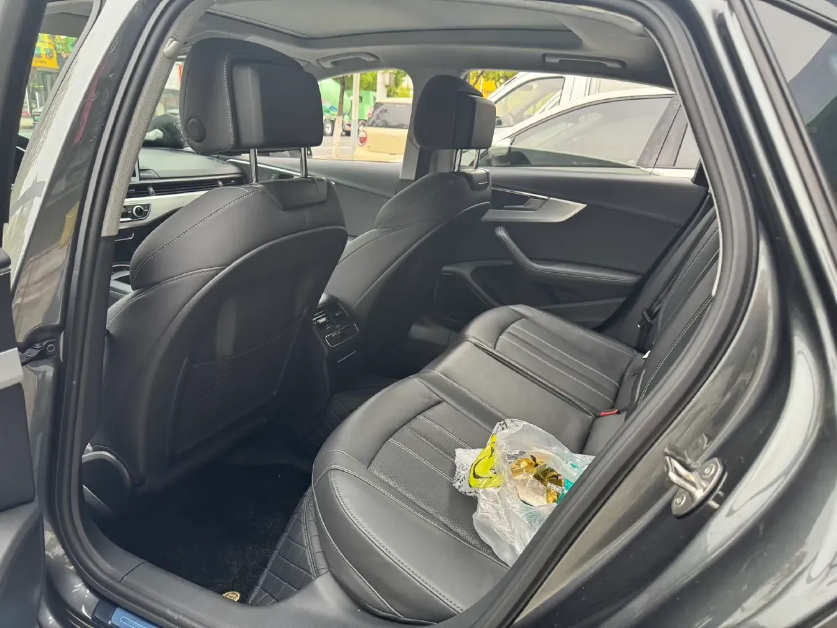 2022 Audi A4L 2.0T 190HP L4 7DCT,autocango,china used car exporter,china ev exporter,chinese used car exporter,chinese used ev exporter