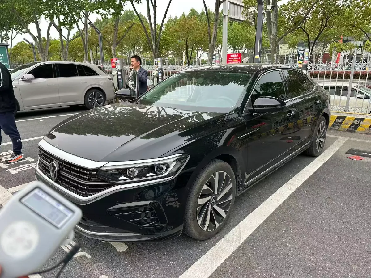 2024 Volkswagen Passat 2.0T 220HP L4 7DCT,autocango,china used car exporter,china ev exporter,chinese used car exporter,chinese used ev exporter