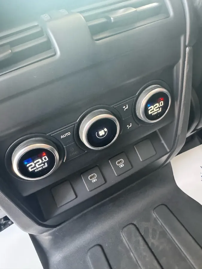 2022 Land Rover Defender 3.0T 400HP L6 8AT,autocango,china used car exporter,china ev exporter,chinese used car exporter,chinese used ev exporter