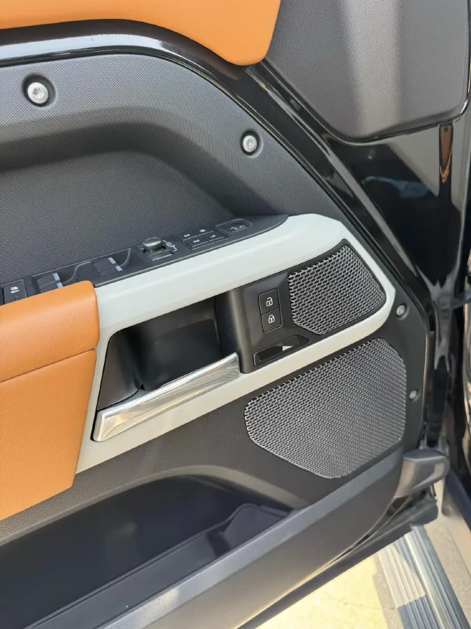 2022 Land Rover Defender 3.0T 400HP L6 8AT,autocango,china used car exporter,china ev exporter,chinese used car exporter,chinese used ev exporter