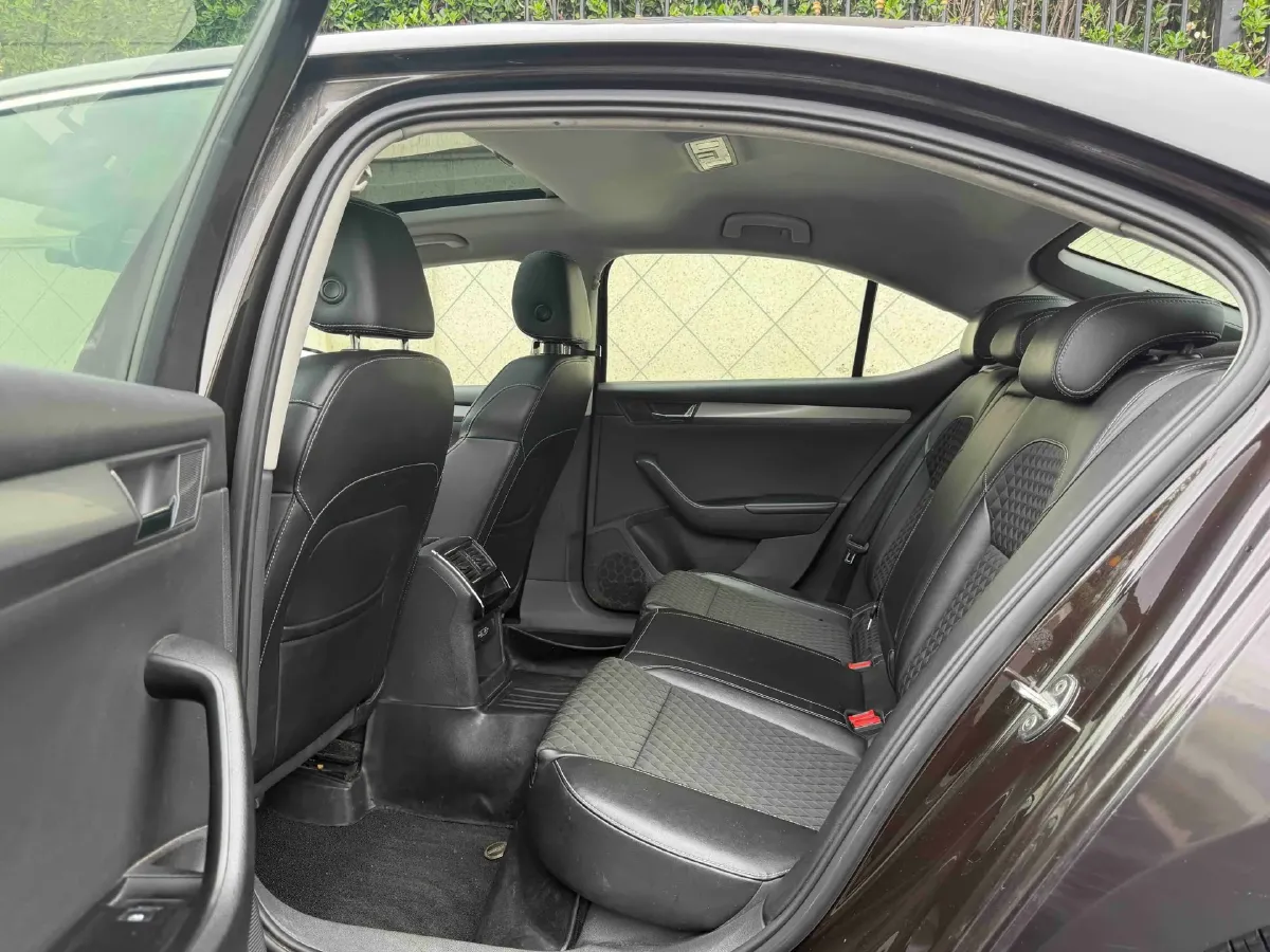 2018 Skoda Superb 1.8T 180HP L4 7DCT,autocango,china used car exporter,china ev exporter,chinese used car exporter,chinese used ev exporter