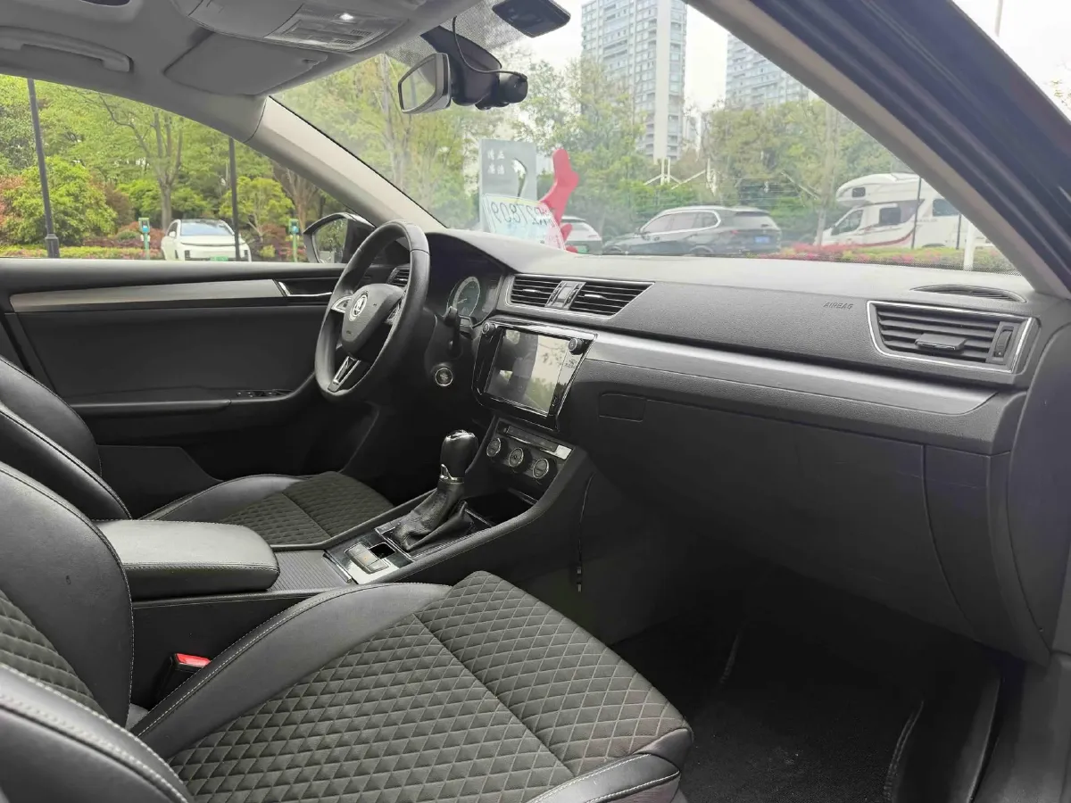 2018 Skoda Superb 1.8T 180HP L4 7DCT,autocango,china used car exporter,china ev exporter,chinese used car exporter,chinese used ev exporter