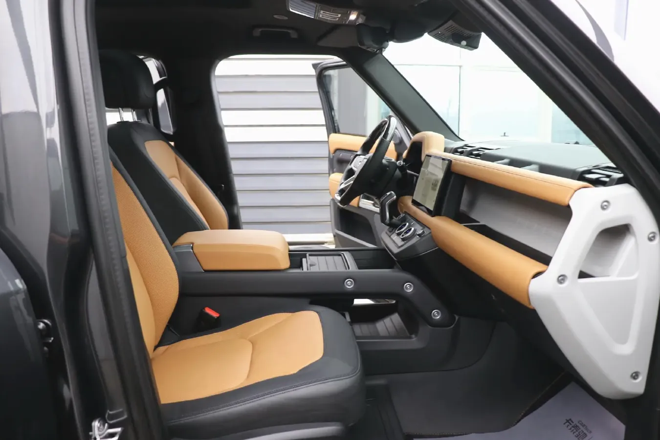 2024 Land Rover Defender 3.0T 400HP L6 8AT,autocango,china used car exporter,china ev exporter,chinese used car exporter,chinese used ev exporter