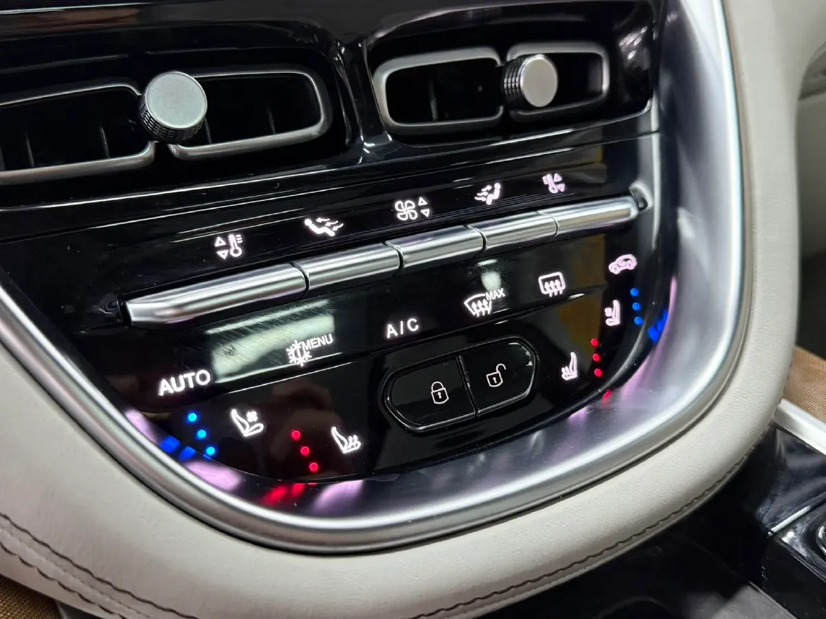 2022 Aston Martin DBX 3.0T 435HP L6 9AT,autocango,china used car exporter,china ev exporter,chinese used car exporter,chinese used ev exporter