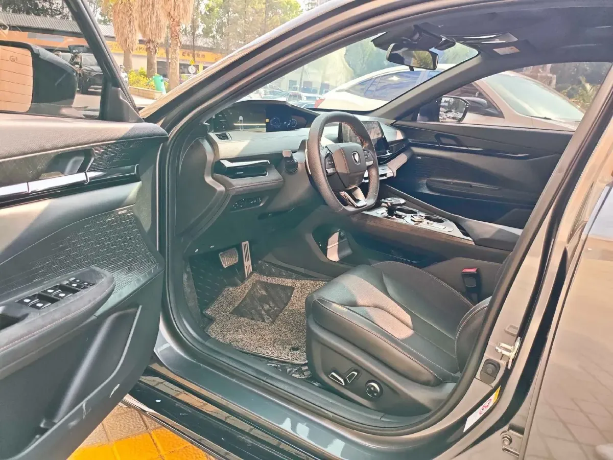 2022 ChangAn UNI-V 2.0T 233HP L4 8AT,autocango,china used car exporter,china ev exporter,chinese used car exporter,chinese used ev exporter