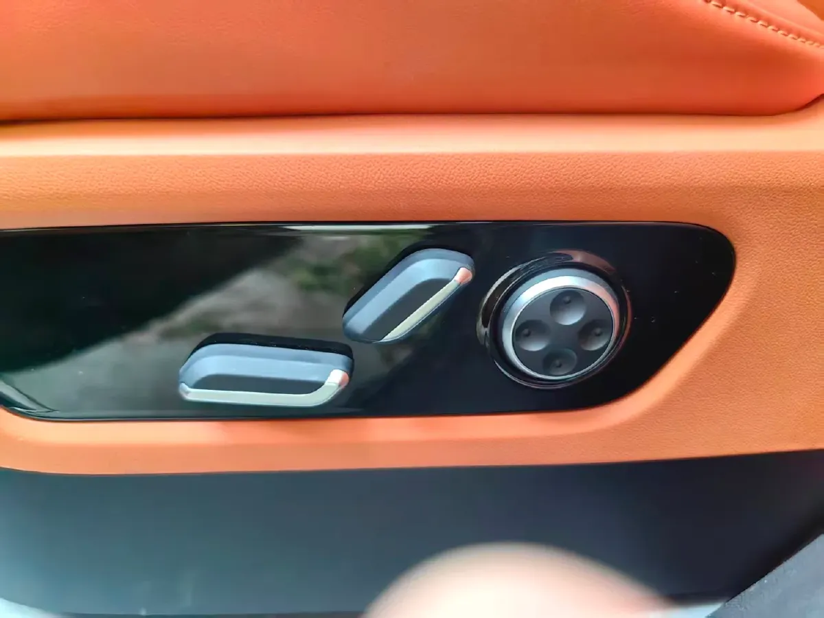 2024 AITO AITO M9 1.5T 152HP L4 REEV 42KWH,autocango,china used car exporter,china ev exporter,chinese used car exporter,chinese used ev exporter