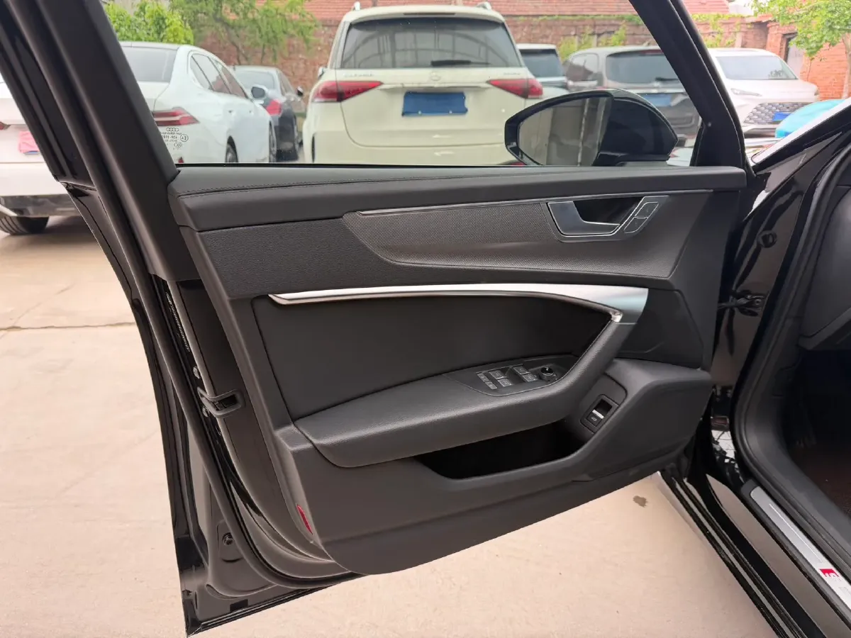 2025 Audi A6L 2.0T 245HP L4 7DCT,autocango,china used car exporter,china ev exporter,chinese used car exporter,chinese used ev exporter