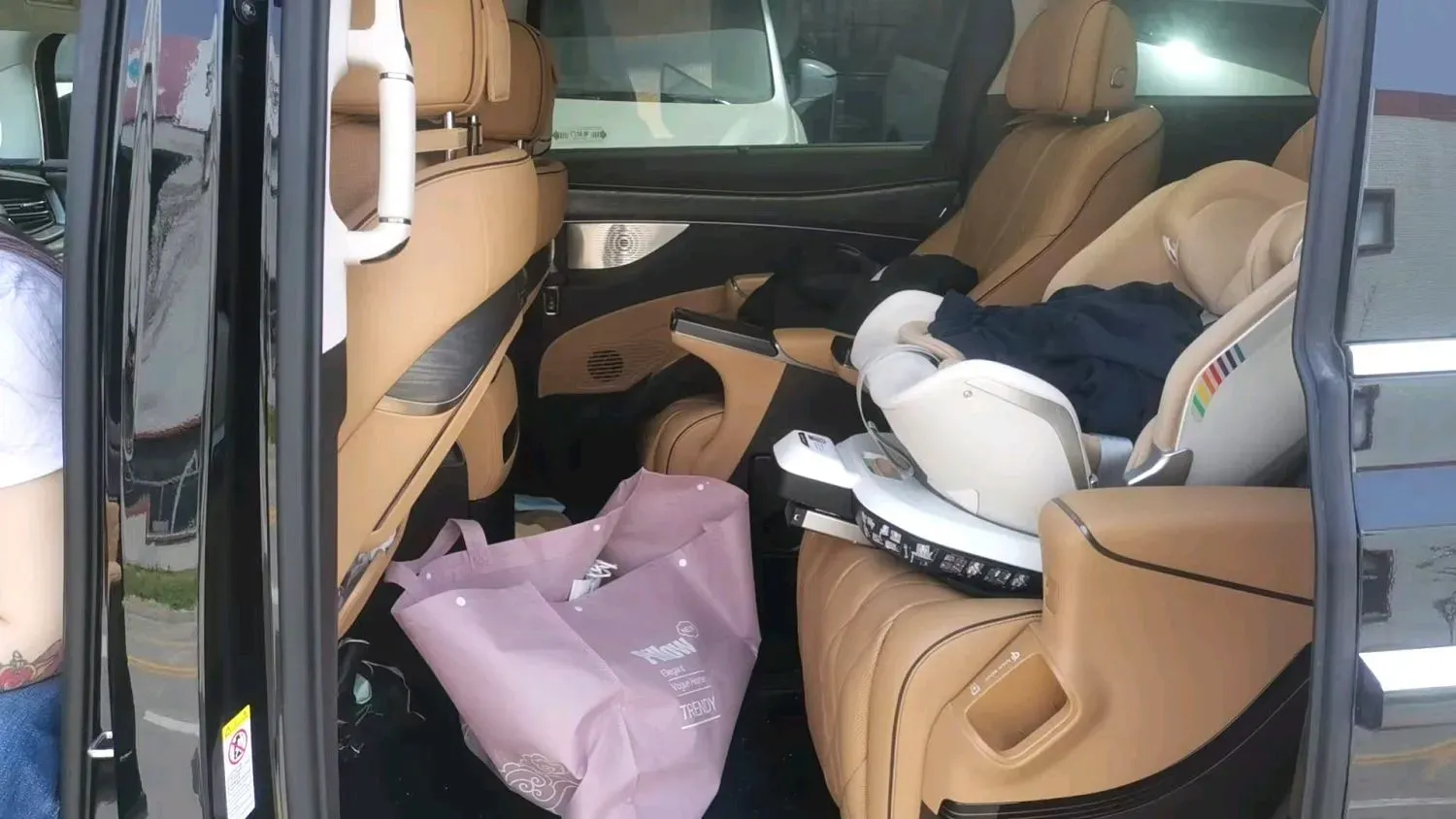 2024 Denza D9 1.5T 139HP L4 E-CVT PHEV 40KWH,autocango,china used car exporter,china ev exporter,chinese used car exporter,chinese used ev exporter