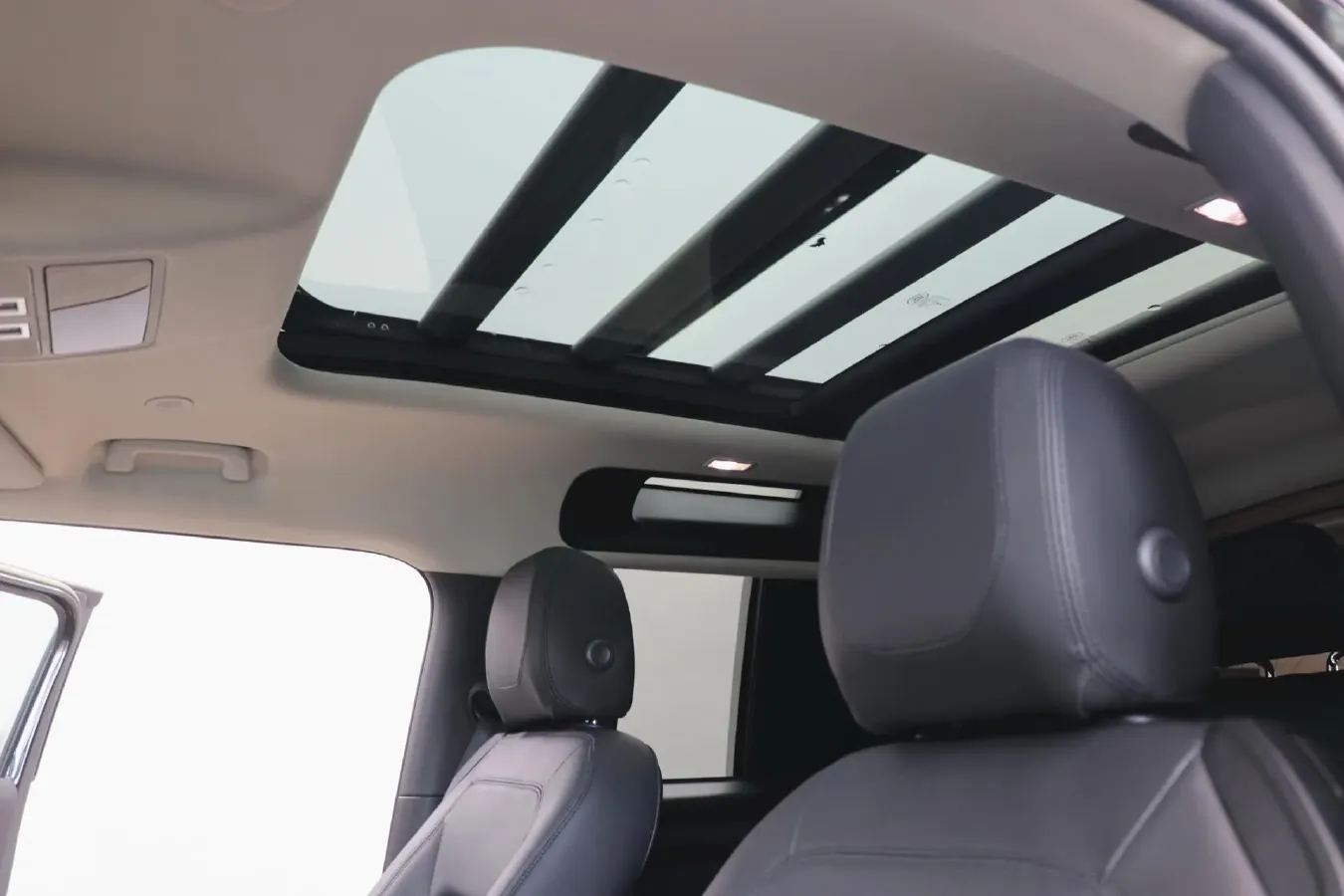 2023 Land Rover Defender 3.0T 400HP L6 8AT,autocango,china used car exporter,china ev exporter,chinese used car exporter,chinese used ev exporter