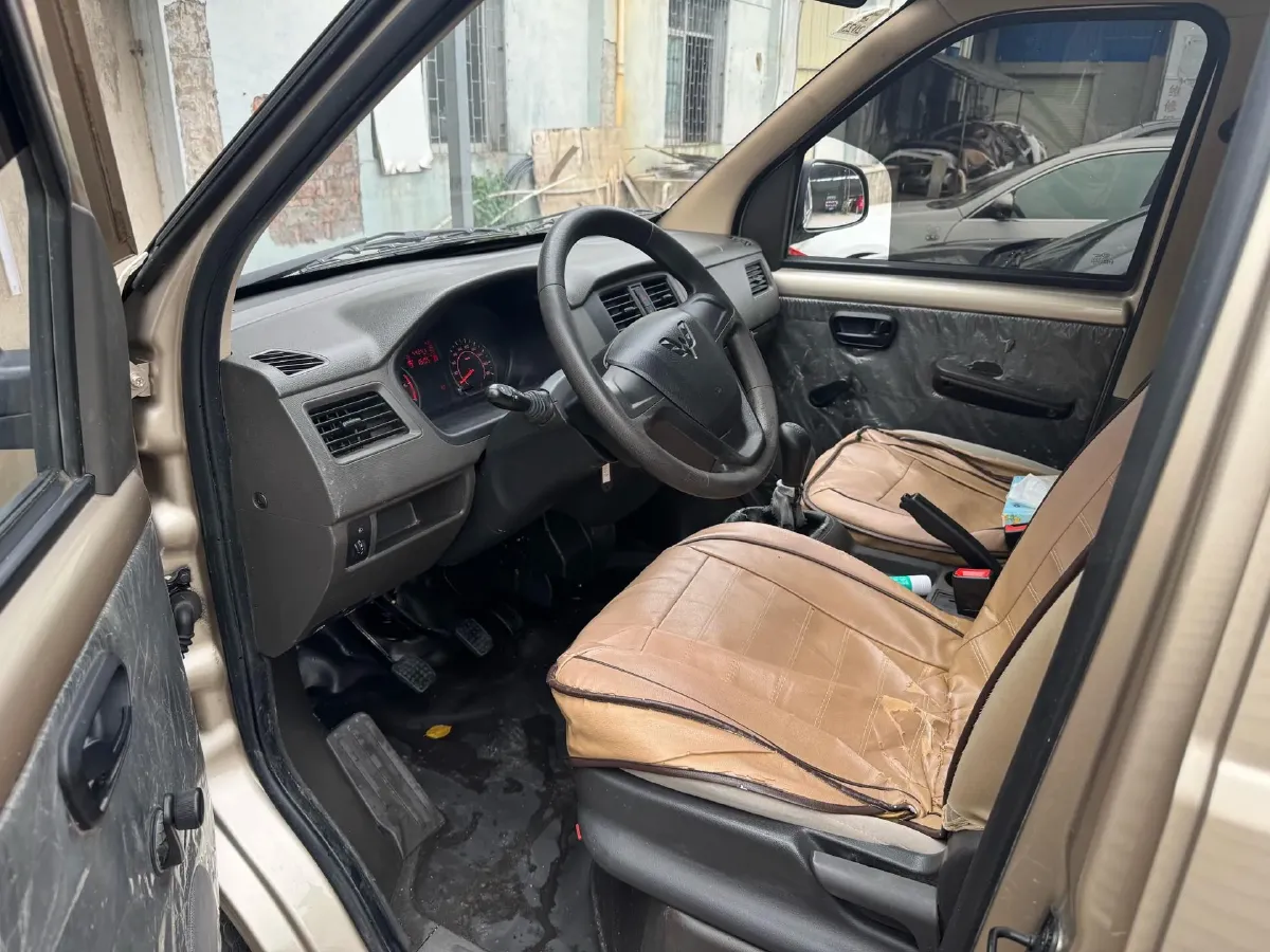 2021 WuLing RongGuang S 1.2L 76HP L4 5MT,autocango,china used car exporter,china ev exporter,chinese used car exporter,chinese used ev exporter